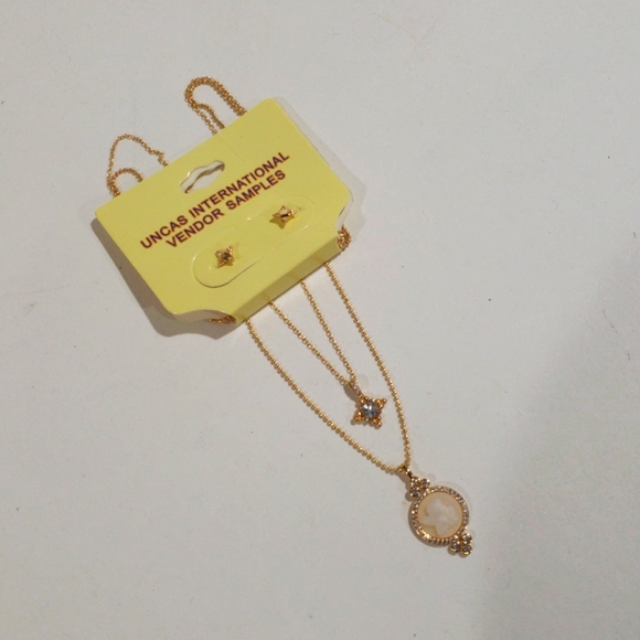 Elegant Gold-Tone Layered Pendant Necklace & Stud Earrings Set - Stylish Women's - Picture 4 of 12